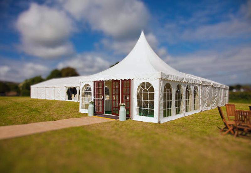 What Size Tent For 100 Guests